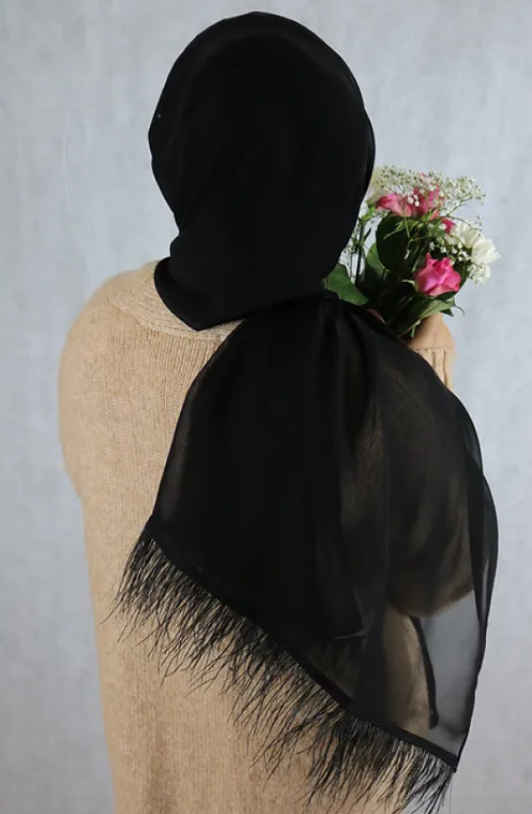 Hijab dengan Aksen Bulu Mewah